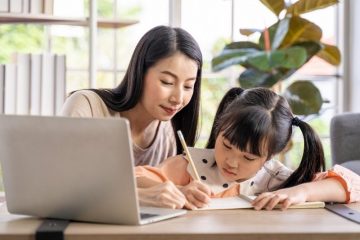 Ibu dan Anak Belajar Online