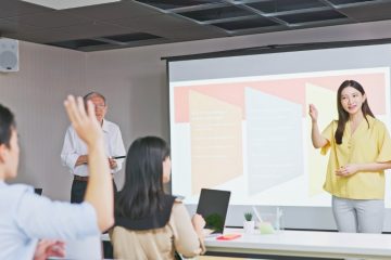 Kosakata Mandarin untuk Kerja Kelompok dan Presentasi di Kelas